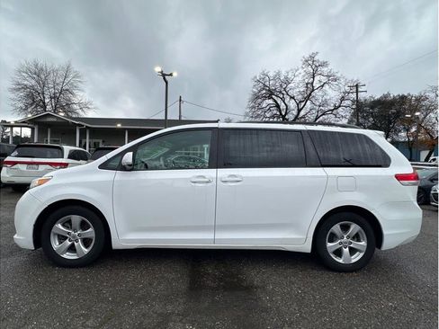 Used 2014 Toyota Sienna LE image 4