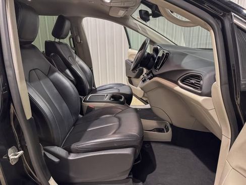 Used 2024 Chrysler Pacifica Touring-L FWD image 24