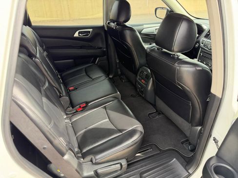 Used 2019 Nissan Pathfinder SL AWD/4WD image 12