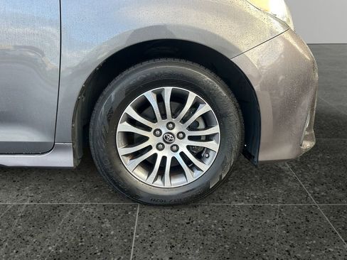 Used 2019 Toyota Sienna XLE image 9