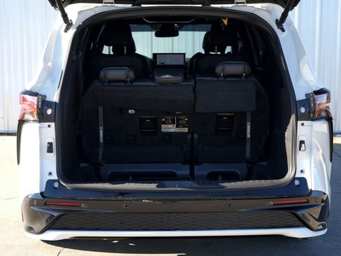 Used 2025 Toyota Sienna XSE w/ XSE Plus Package image 9