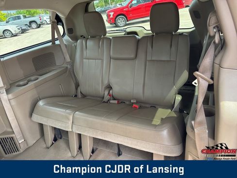 Used 2012 Chrysler Town & Country Touring w/ Entertainment Group #1 FWD image 15