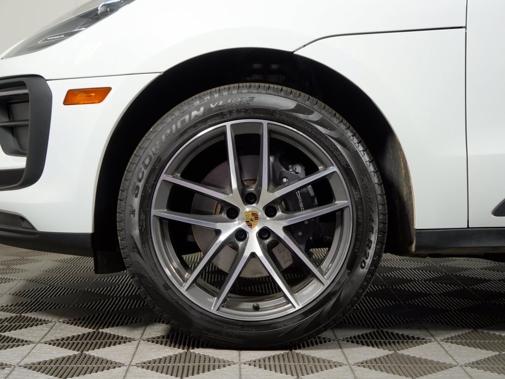 Certified 2025 Porsche Macan AWD/4WD image 13