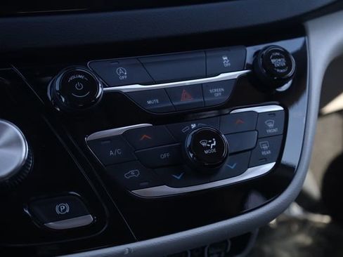 Used 2023 Chrysler Voyager LX image 18