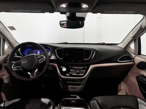 Used 2024 Chrysler Pacifica Touring-L FWD image 3