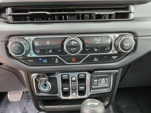 Used 2025 Jeep Wrangler Unlimited Sahara AWD/4WD image 15