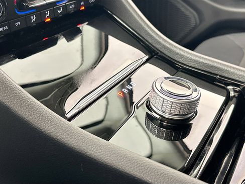 Used 2023 Jeep Grand Cherokee Laredo image 16