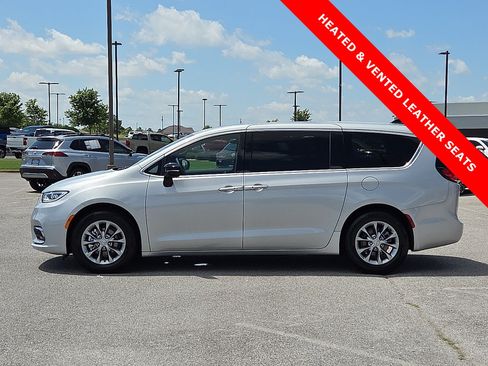 Used 2026 Chrysler Pacifica Limited FWD image 3