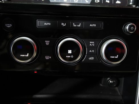 Used 2018 Land Rover Discovery HSE image 22