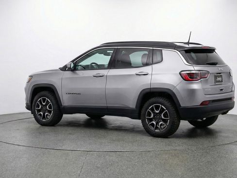 Used 2025 Jeep Compass Trailhawk image 3