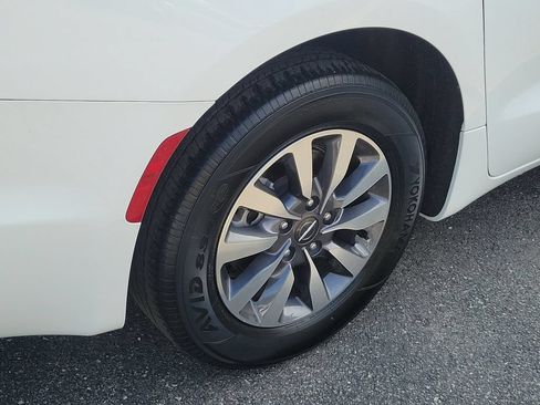 Certified 2024 Chrysler Pacifica Limited FWD image 5