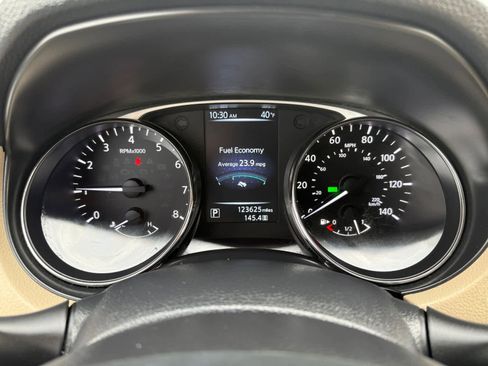 Used 2016 Nissan Rogue SV image 18