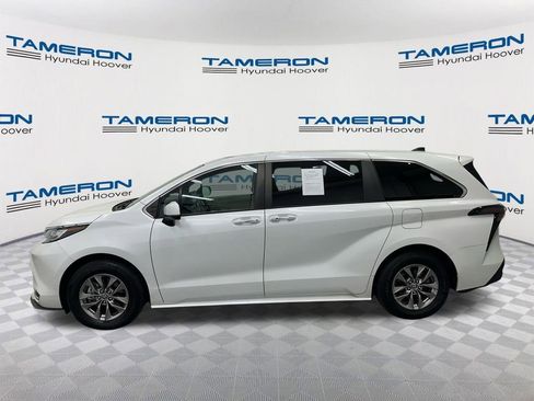 Used 2023 Toyota Sienna XLE FWD image 2