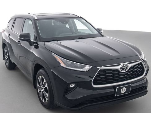 Used 2021 Toyota Highlander XLE AWD/4WD image 1