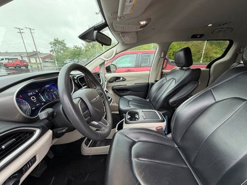 Used 2023 Chrysler Pacifica Touring-L FWD image 6