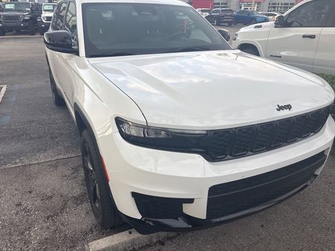 Used 2024 Jeep Grand Cherokee L Altitude image 2