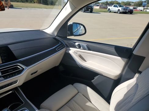 Used 2022 BMW X7 xDrive40i w/ Premium Package image 11
