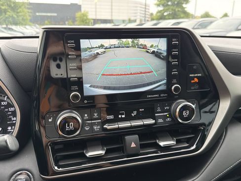 Used 2022 Toyota Highlander XLE FWD image 30