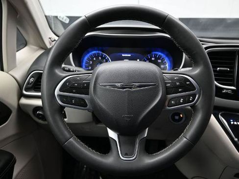 Used 2024 Chrysler Pacifica Touring-L FWD image 24