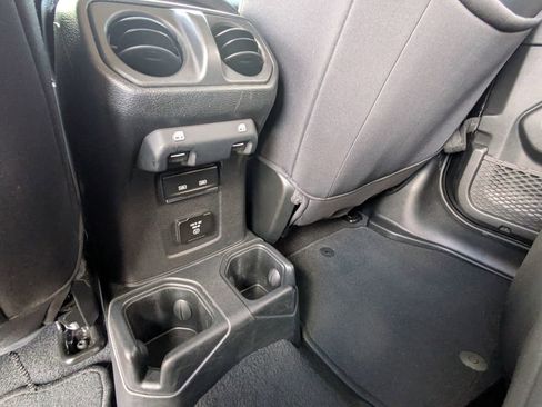 Used 2022 Jeep Wrangler Unlimited Sahara image 28