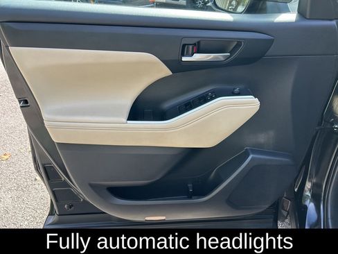 Used 2023 Toyota Highlander L image 17