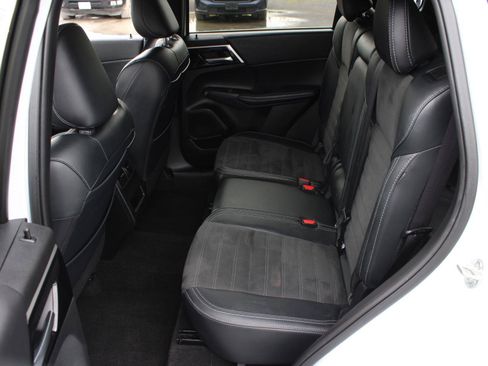 Used 2024 Mitsubishi Outlander SE Black Edition AWD/4WD image 16