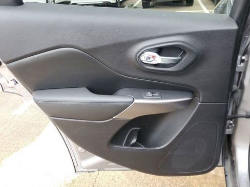 Used 2019 Jeep Cherokee Latitude Plus FWD image 9