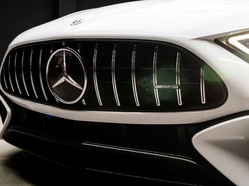 Used 2022 Mercedes-Benz SL 55 AMG 4MATIC w/ Driver Assistance Package image 8
