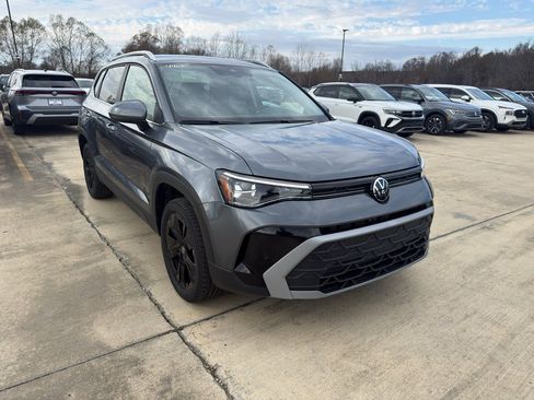 New 2026 Volkswagen Taos SE FWD image 3