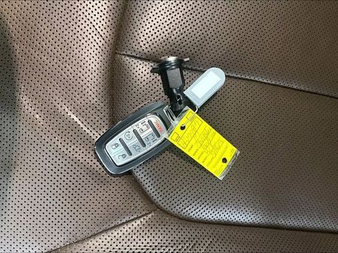 Used 2017 Chrysler Pacifica Limited w/ UConnect Theater Package FWD image 10