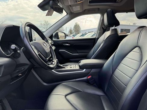 Used 2021 Toyota Highlander XLE image 13