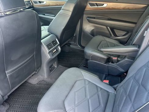 Used 2024 Volkswagen Atlas SE w/ Panoramic Sunroof Package FWD image 11