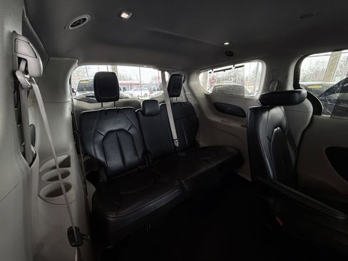 Used 2022 Chrysler Pacifica Touring-L image 23