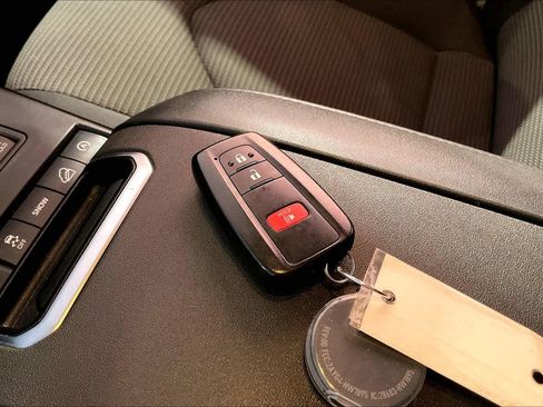 Used 2021 Toyota Highlander L image 13