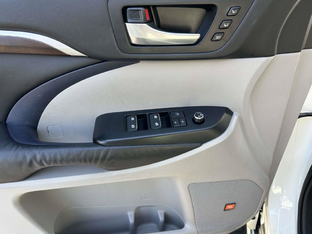 Used 2015 Toyota Highlander Limited FWD image 12