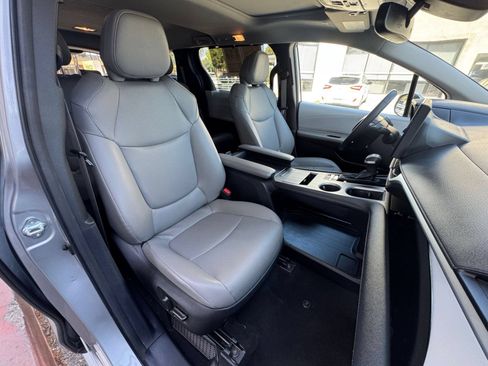 Used 2025 Toyota Sienna XLE FWD image 35