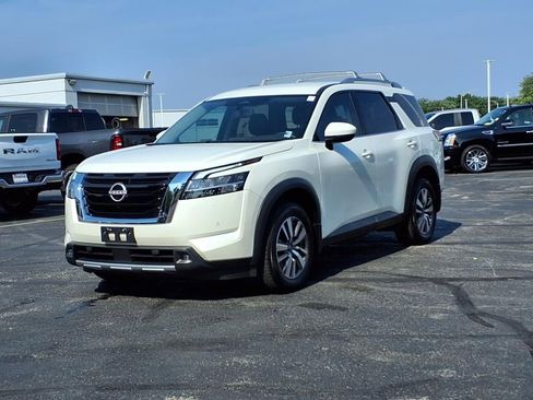 Used 2022 Nissan Pathfinder SL image 2