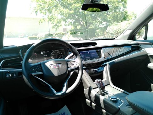 Used 2025 Cadillac XT6 Premium Luxury AWD/4WD image 4