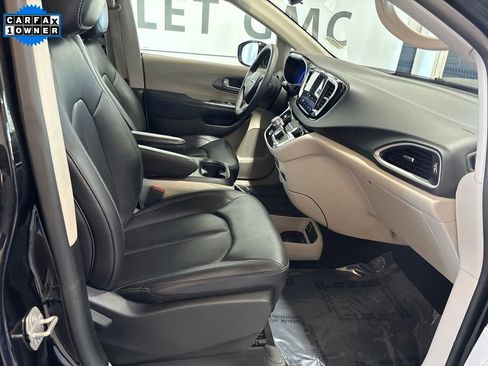 Used 2024 Chrysler Pacifica Touring-L image 28