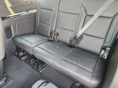 Used 2021 Chevrolet Suburban LT w/ Luxury Package RWD image 30