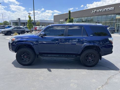 Used 2018 Toyota 4Runner SR5 AWD/4WD image 12