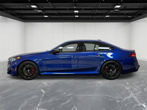 Used 2025 BMW M5 w/ Carbon Package image 2