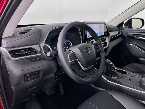 Used 2025 Toyota Highlander XLE image 9