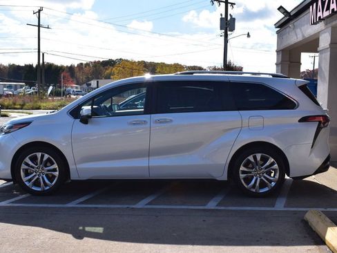 Used 2022 Toyota Sienna Platinum image 5