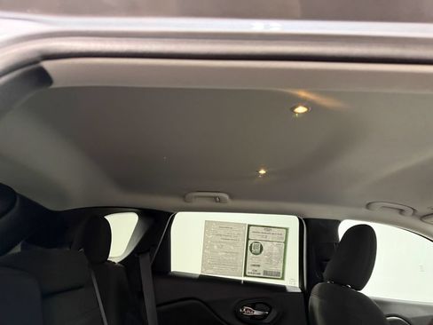 Used 2019 Jeep Cherokee Latitude w/ Comfort & Convenience Group AWD/4WD image 16