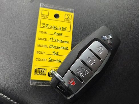 Used 2025 Mitsubishi Outlander SE image 17