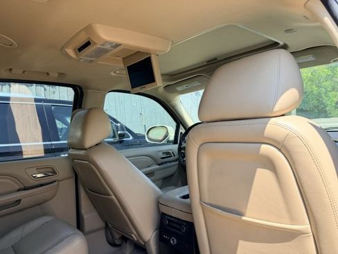 Used 2011 Cadillac Escalade Premium RWD image 18