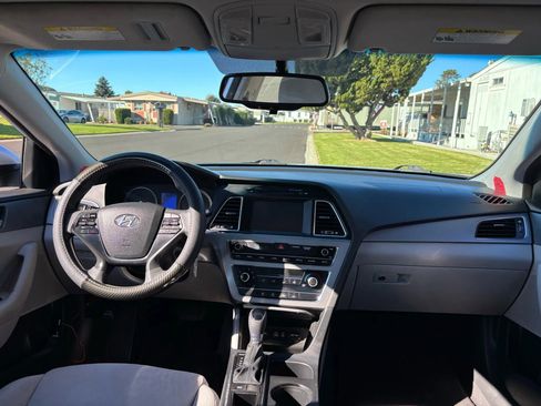 Used 2016 Hyundai Sonata SE FWD image 2