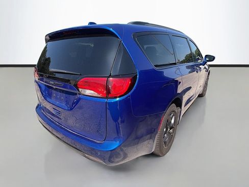 Used 2020 Chrysler Pacifica Touring-L w/ S Appearance Package FWD image 9