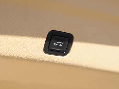 Used 2021 Cadillac Escalade Premium Luxury w/ Performance Package image 29